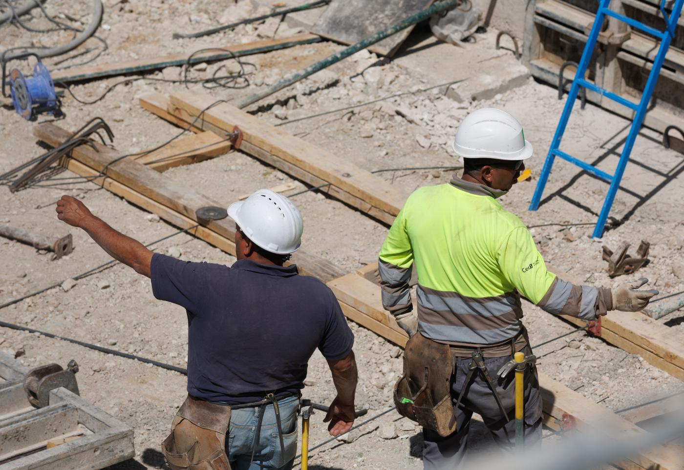 Trabajadores en una obra. - Archivo