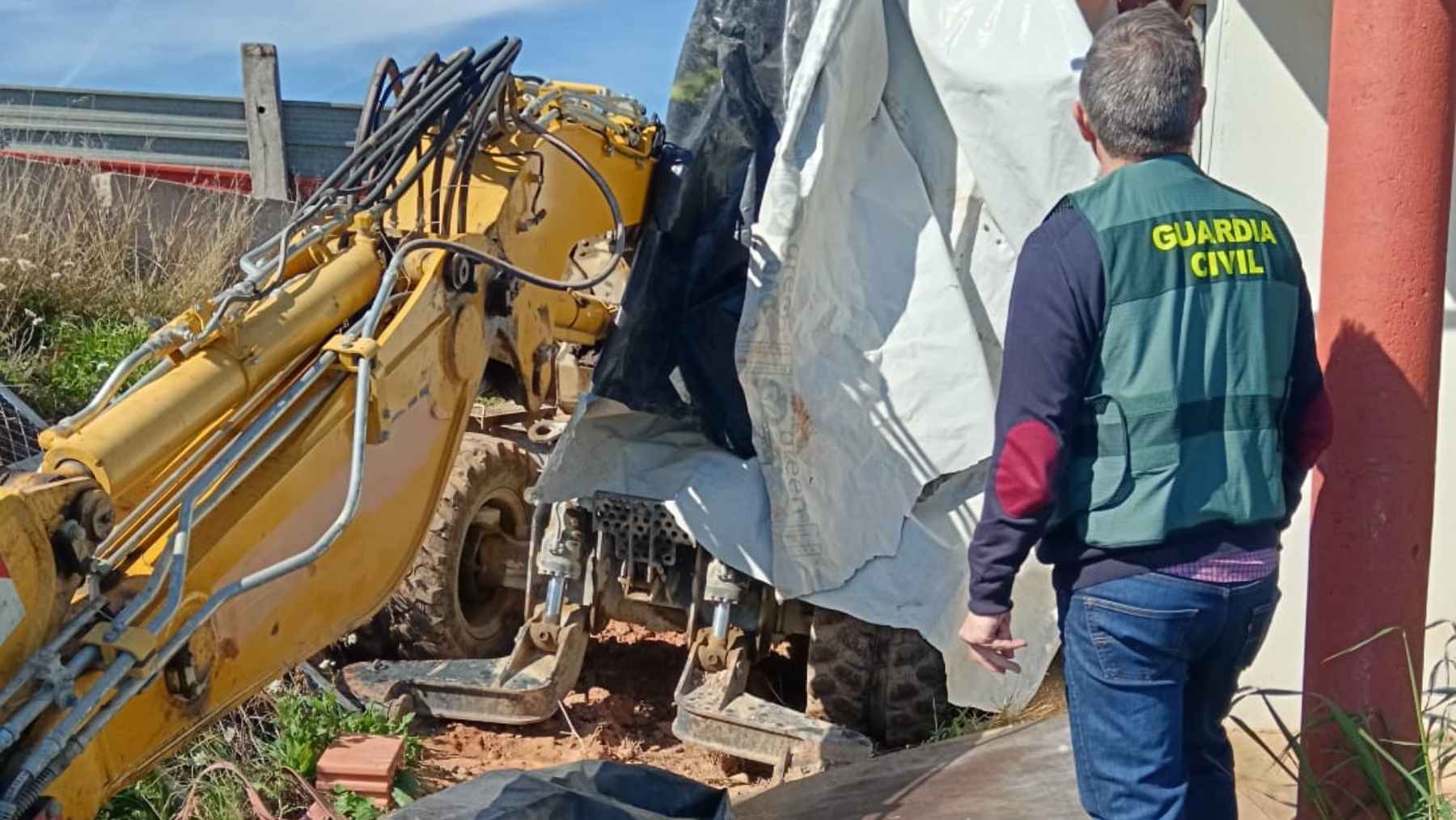 Roban una excavadora gigante en Navarra y la esconden casi dos años bajo unos plásticos