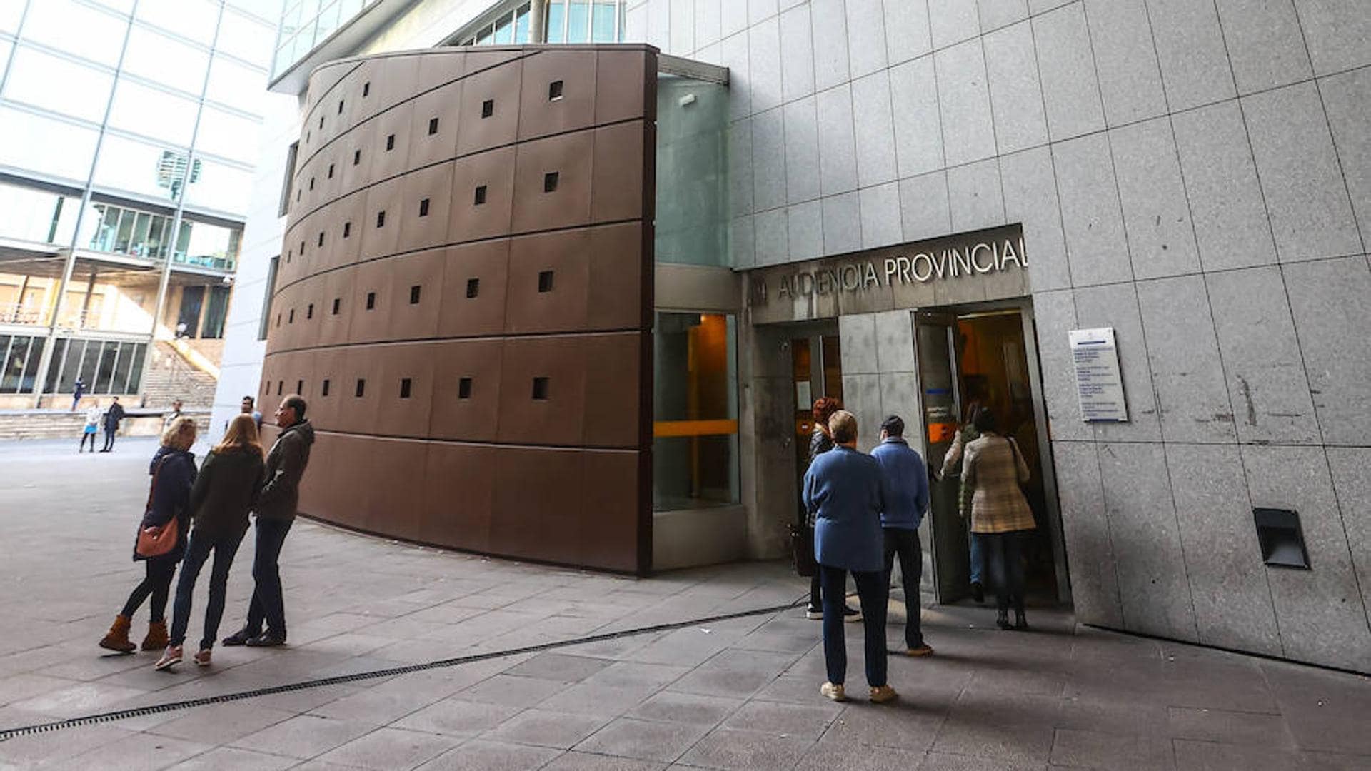 Suspendido juicio contra hombre que amenazó con tijeras a policías en Oviedo e intentó sacar un ojo