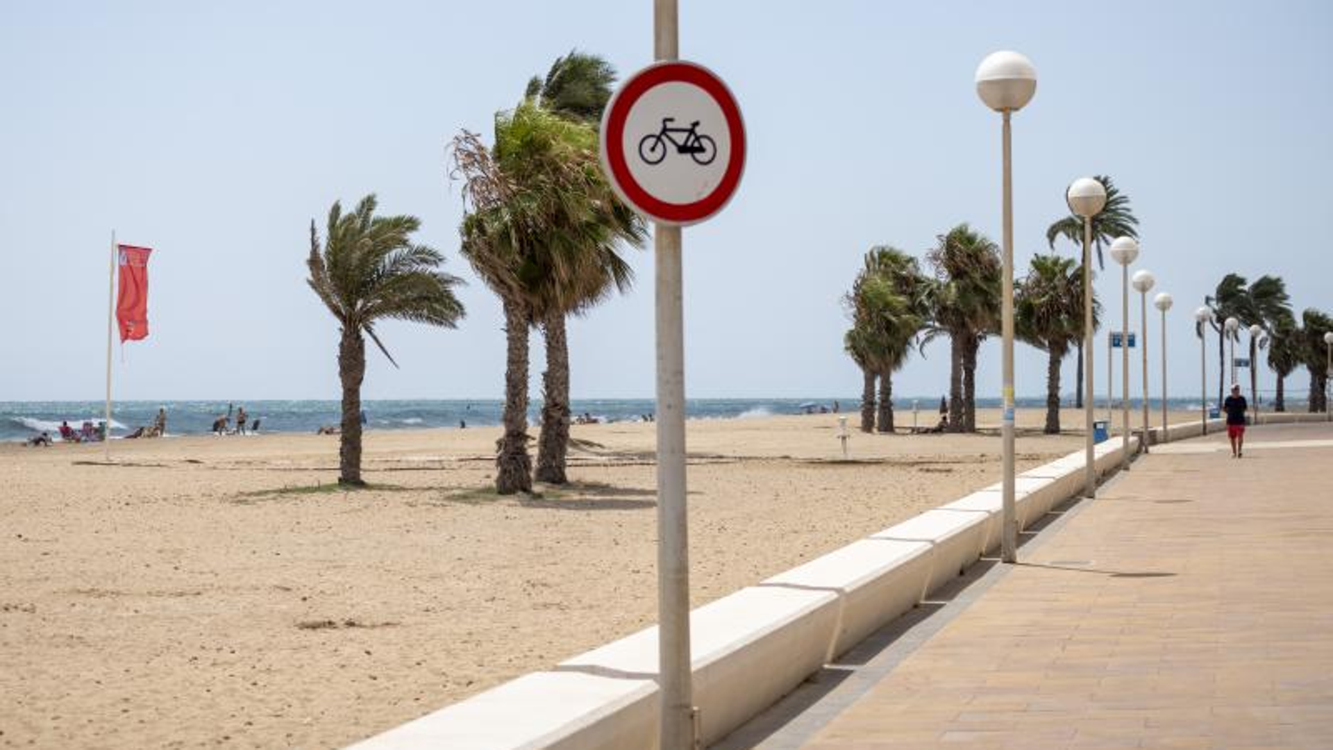 Dos hombres fallecen ahogados tras intentar salvar a dos niños en apuros en una playa de Guardamar | Playas Alicante | Ahogados en Alicante | Sucesos en Alicante