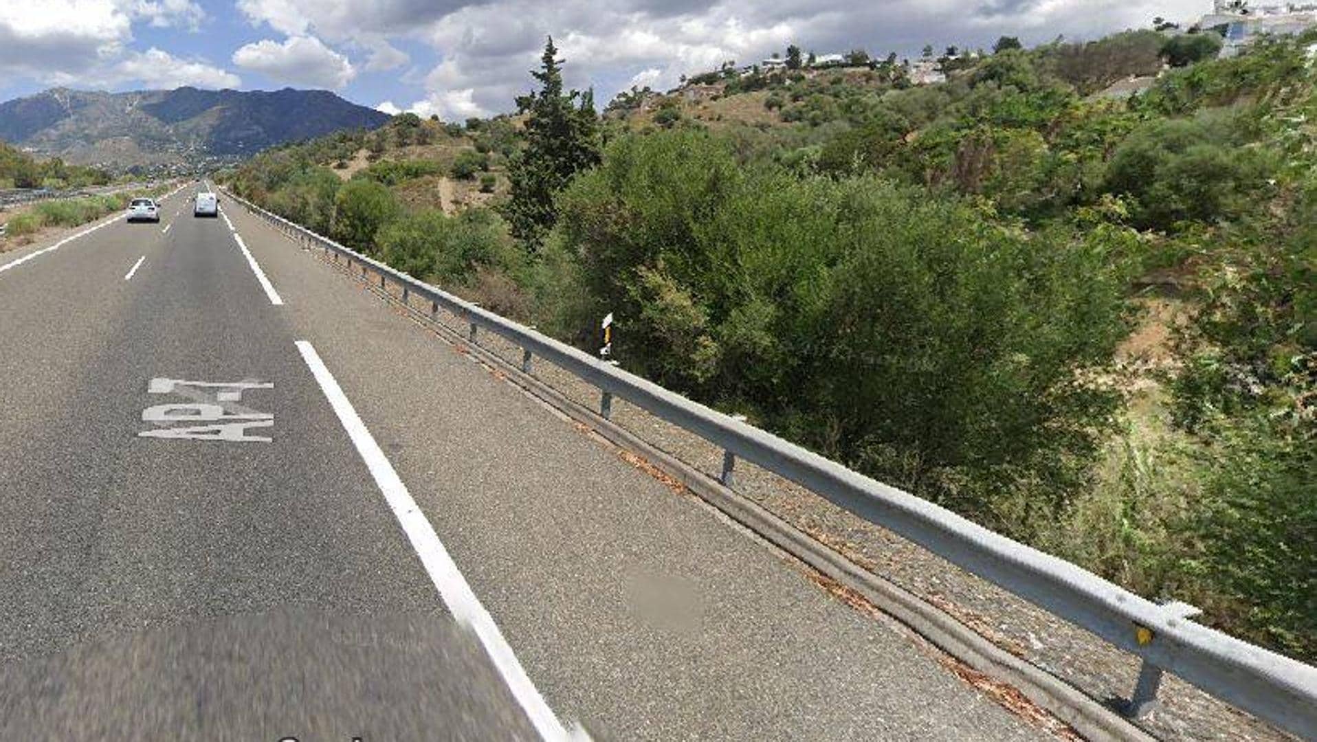 Fallece un hombre tras caer su coche por un puente de la AP-7 en Mijas