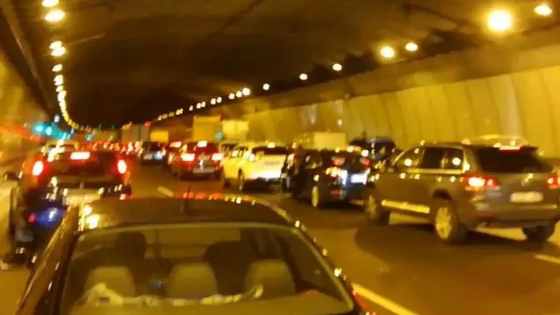 Sucesos Málaga: Fallece una motorista de 40 años al chocar con un coche en el túnel de Churriana