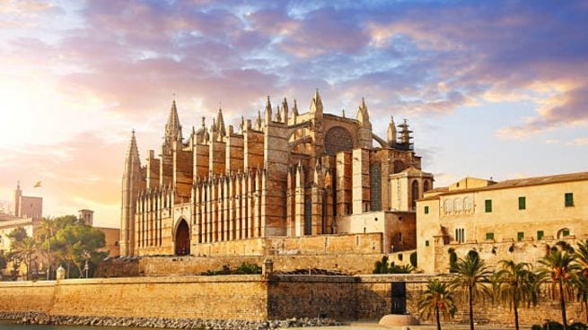 Trágico accidente en la Catedral de Palma: hombre cae desde la muralla y pierde la vida