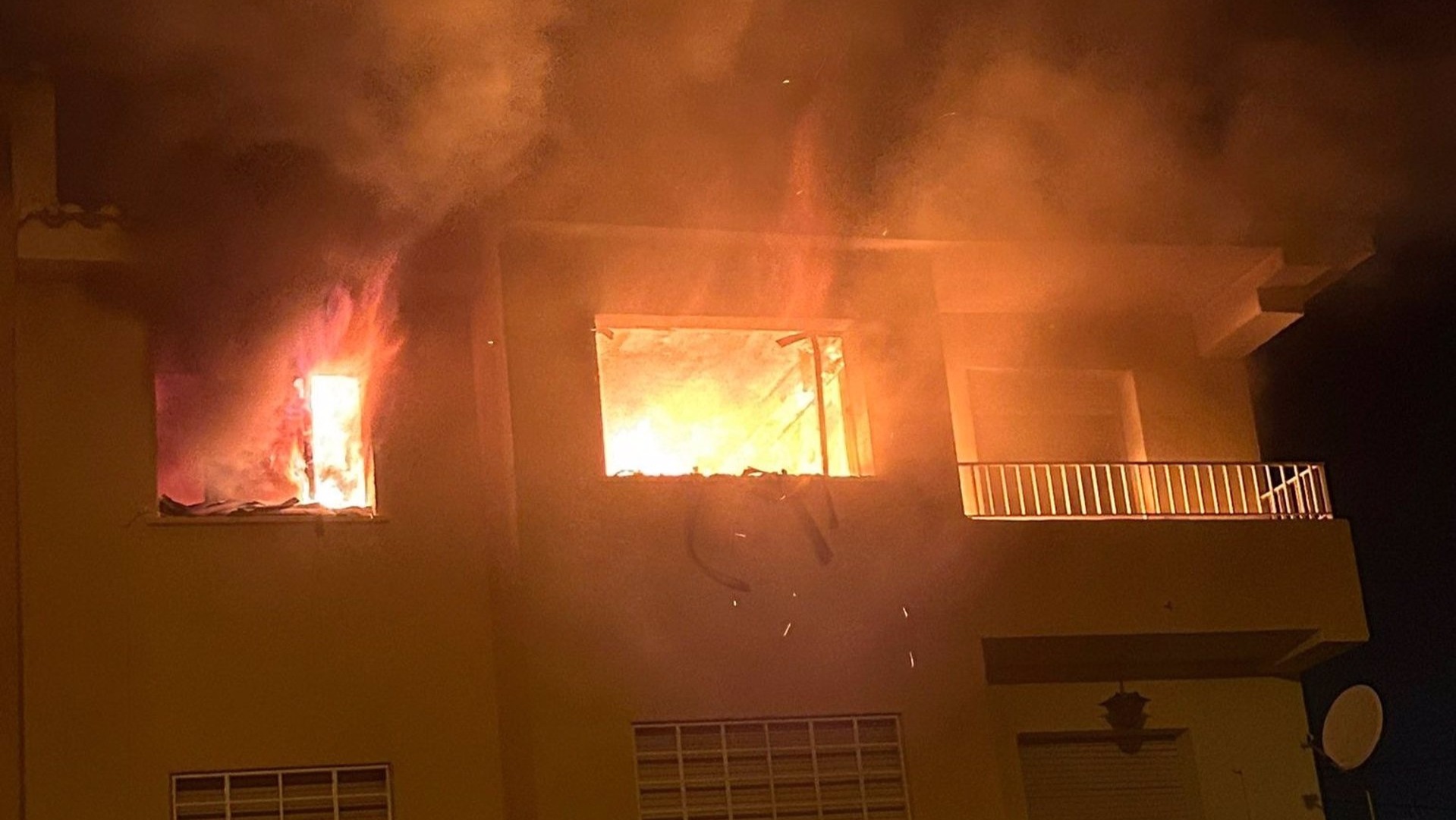 Tres heridos, uno de ellos grave, en un incendio de vivienda en Santiago de la Ribera