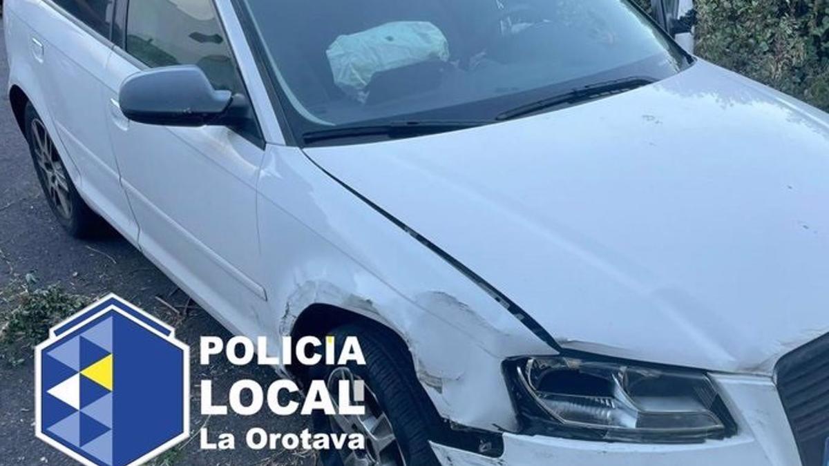 El vehículo, con los impactos producidos tras chocar contra otros coches aparcados.