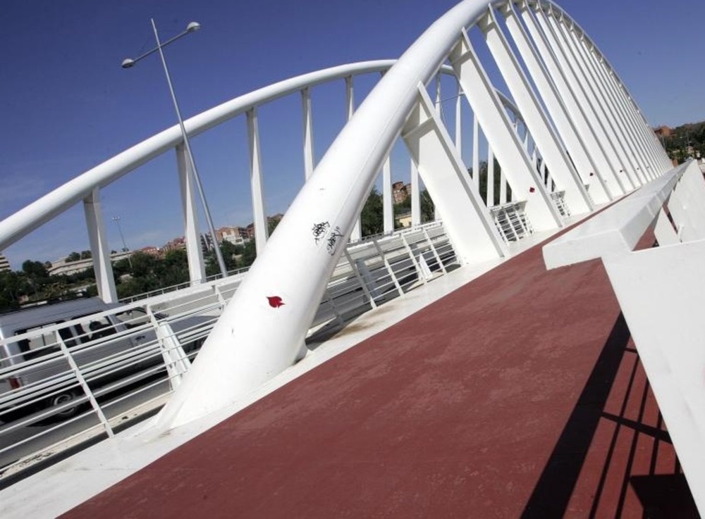 Valiente agente de la Policía Nacional salva a joven en peligro de caer al río Tajo