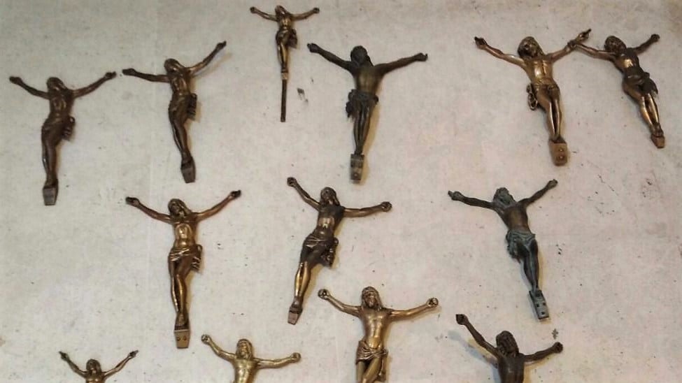 Vandalismo en el cementerio municipal de La Guardia: robados 140 crucifijos de bronce