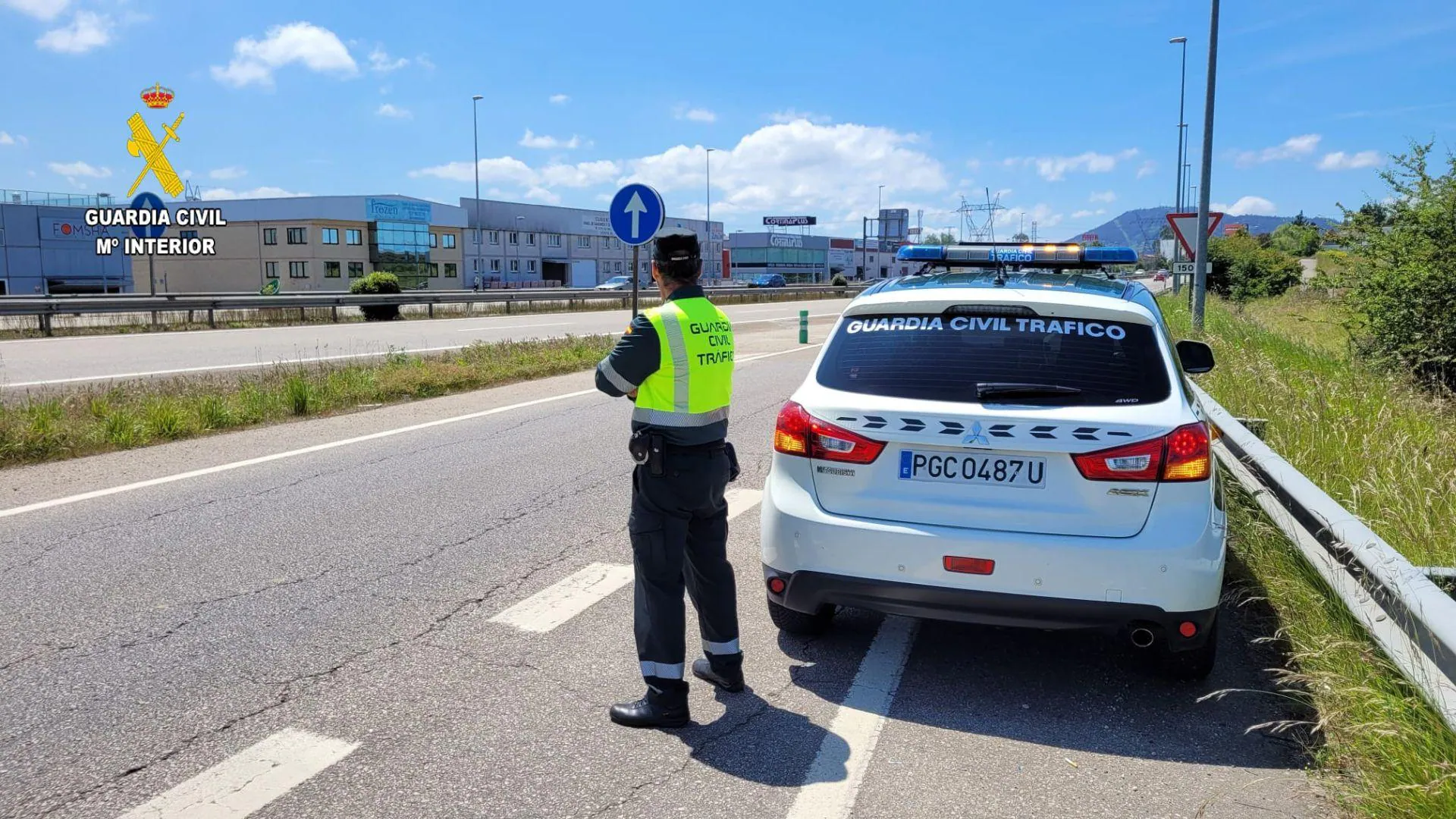 Vecino de Siero investigado por sexta vez en un año por conducir sin carné, la Guardia Civil le detiene tras comprobar que conducía con la ITV caducada.