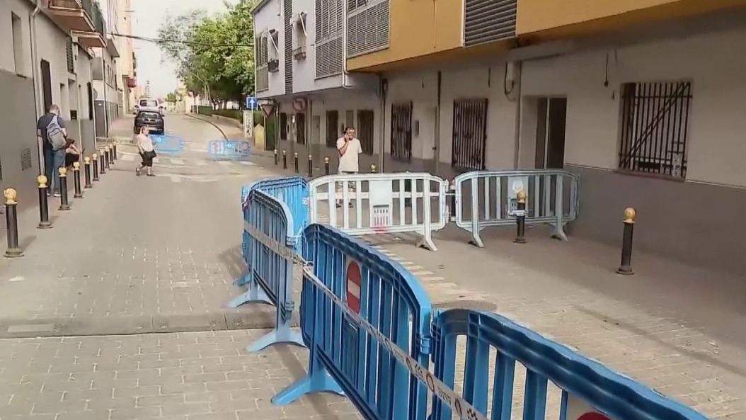 Vecinos de la calle Lope de Vega, en La Alberca, se ven obligados a abandonar sus hogares debido al riesgo de derrumbe