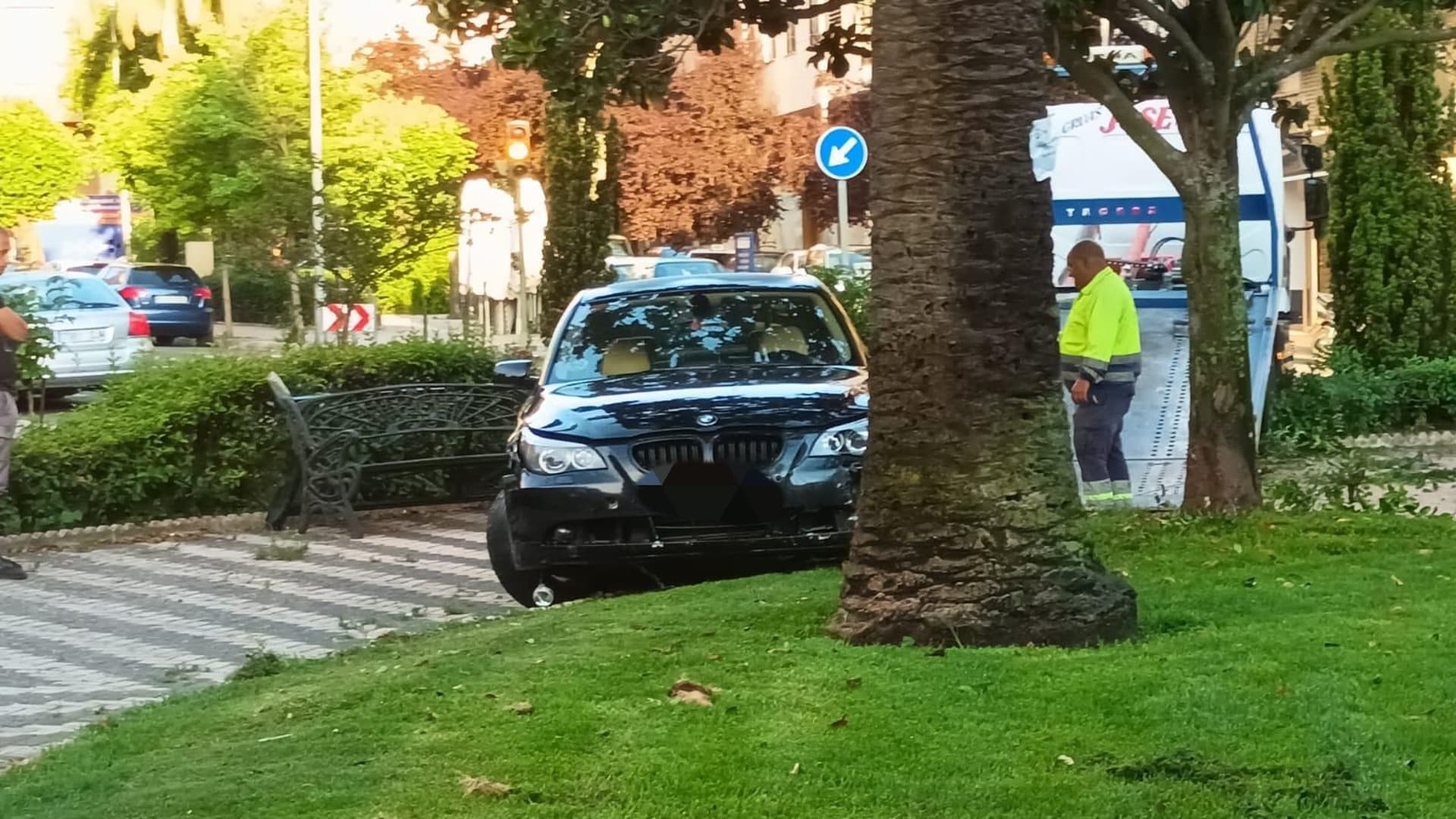 Sucesos: Un vehículo irrumpe en el parque central de la plaza de Colón de Cáceres