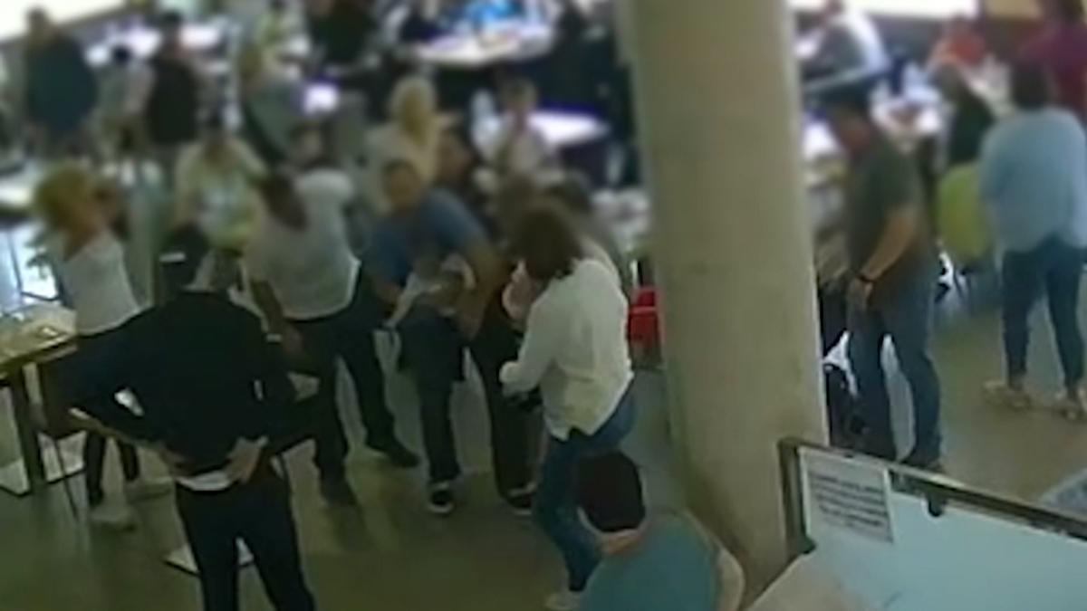 Vídeo: Agente de Policía salva la vida de niña de dos años atragantada durante celebración de cumpleaños.