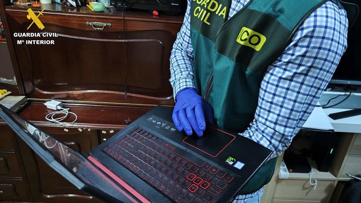 Vídeo: Dos veinteañeros obtienen 2 millones de euros vendiendo acceso a organismos públicos y entidades.