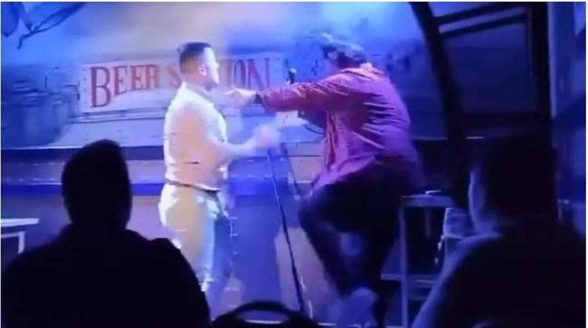 Vídeo: Jaime Caravaca, cómico murciano, brutalmente agredido a puñetazos durante su monólogo en Madrid.
