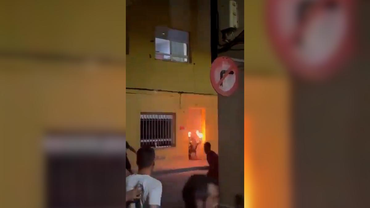 Un toro embolado con los cuernos en llamas accede al interior de un domicilio en Castellón