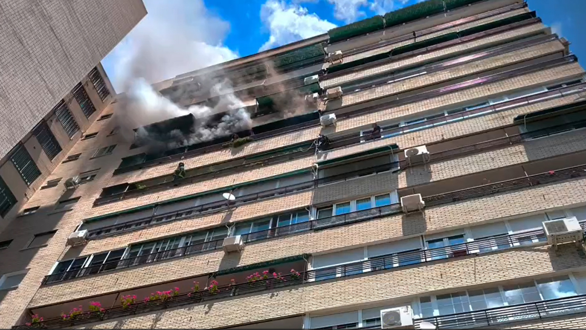Once vecinos rescatados por los bomberos en un virulento incendio en Latina