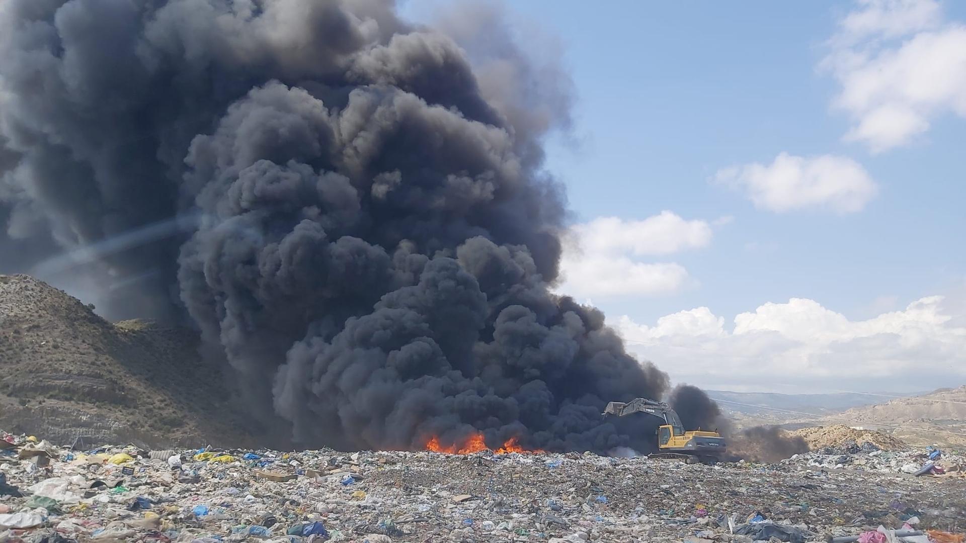 Incendio declarado en el vertedero de Xixona