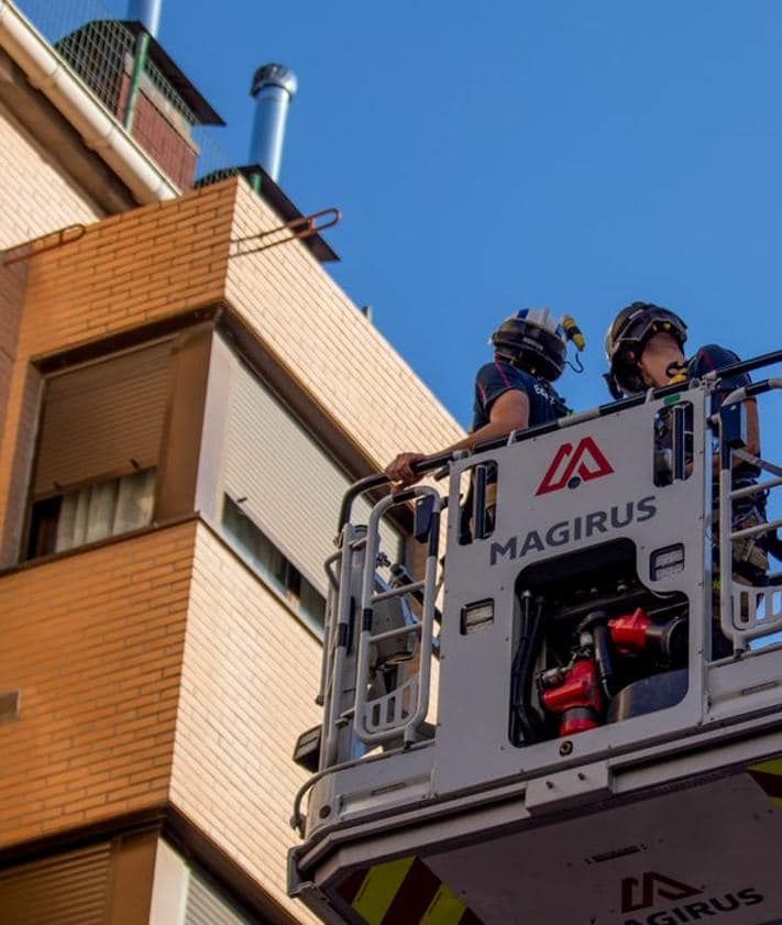 Imagen secundaria - Los Bomberos de Burgos trabajan para acceder a una casa por la ventana.