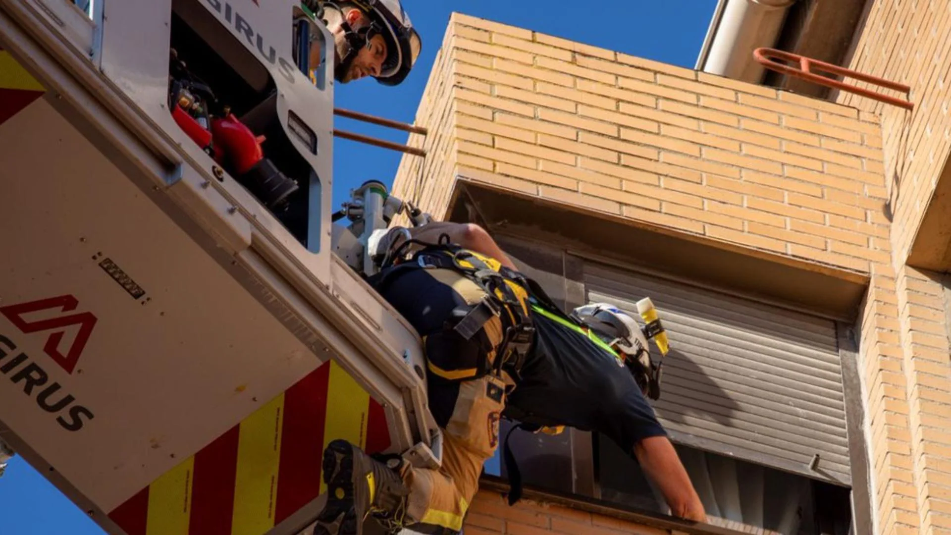 Susto en Burgos cuando los Bomberos han entrado a una vivienda por la ventana