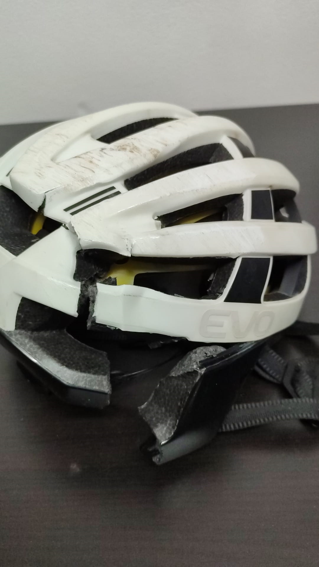 Así quedó el casco del ciclista