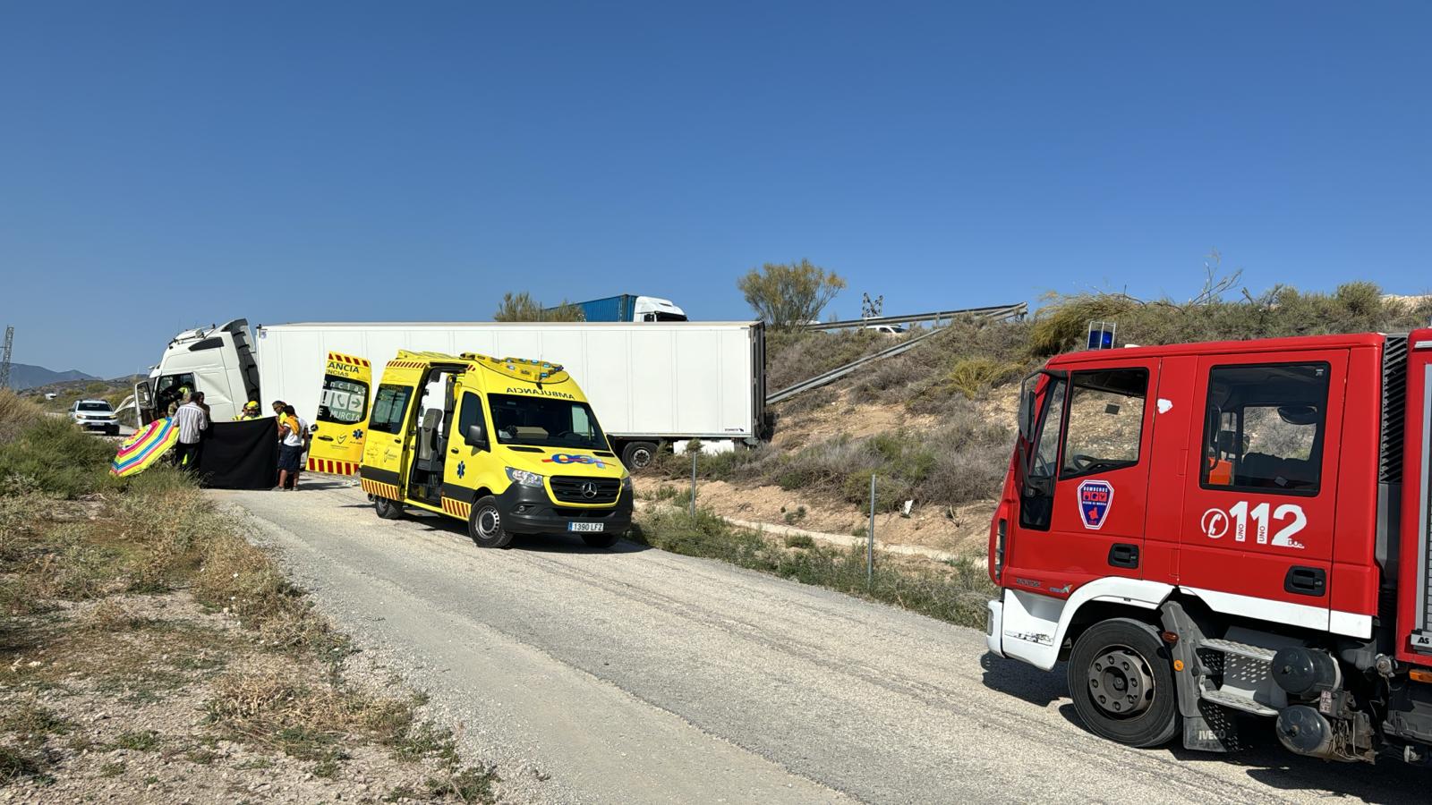 Hombre de 54 años cae desde su camión tras reventón de rueda: Sufre contusiones y es trasladado al hospital de Cieza