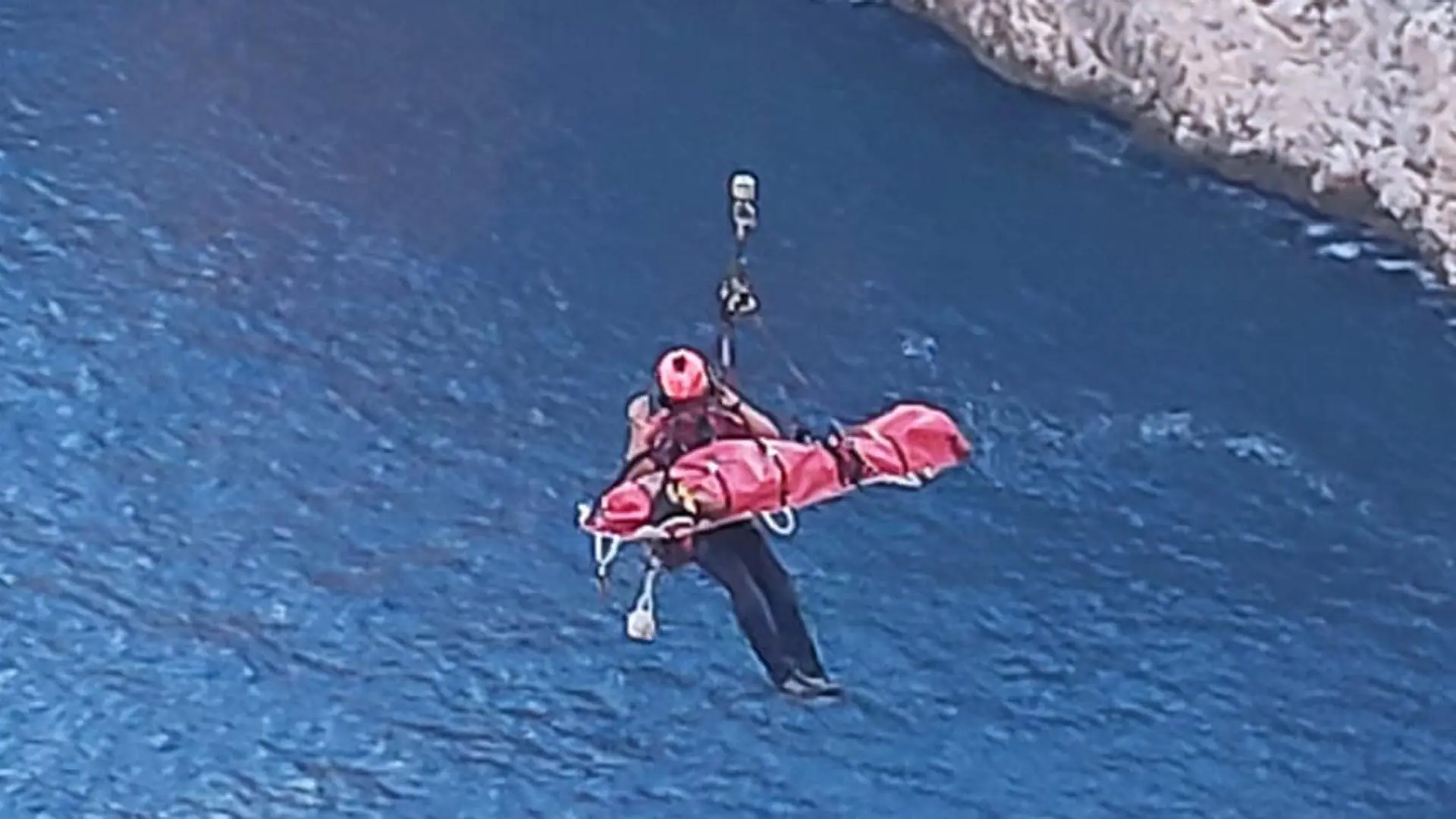 Espectacular rescate de un escalador sobre el mar en Xàbia