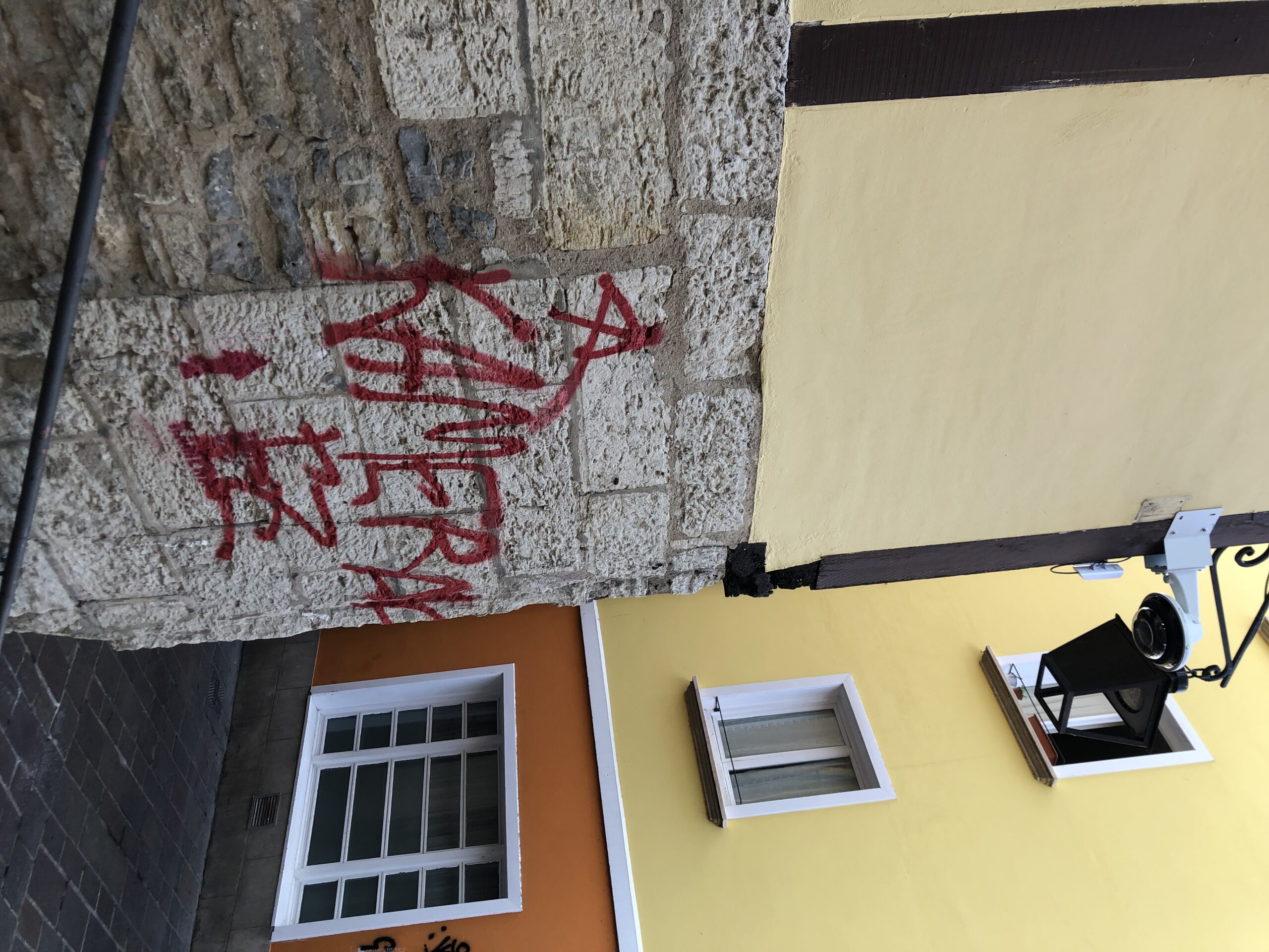 Aparecen pintadas en Vitoria en protesta contra el plan de instalar cámaras de seguridad en el Casco Viejo