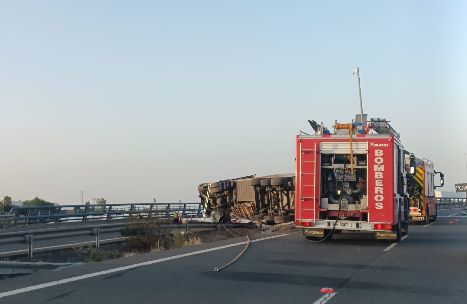 Accidente en la H-30 a la altura del Holea tras el vuelco de un camión
