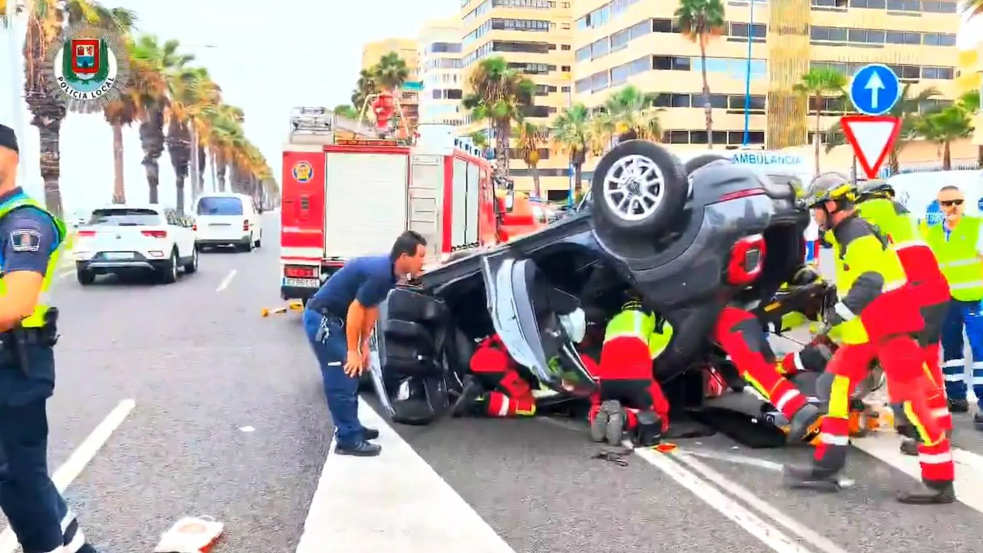 Dos personas quedan atrapadas en un coche tras un vuelco en la Avenida Marítima