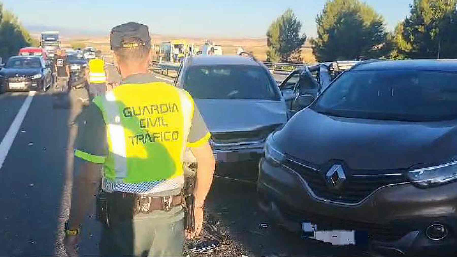 Cinco coches, un camión y una moto provocan un accidente grave en Navarra: la autovía está cortada