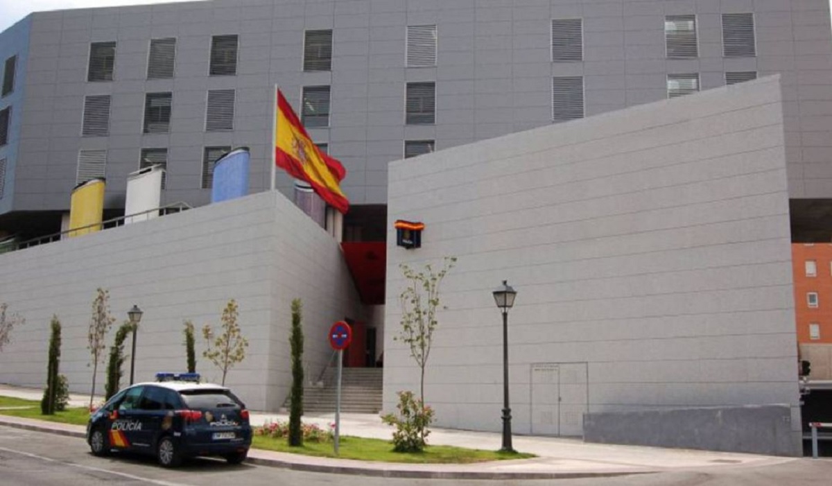 La Policía salva ‘in extremis’ a un hombre que se tiraba por la ventana  agarrándole por los tobillos