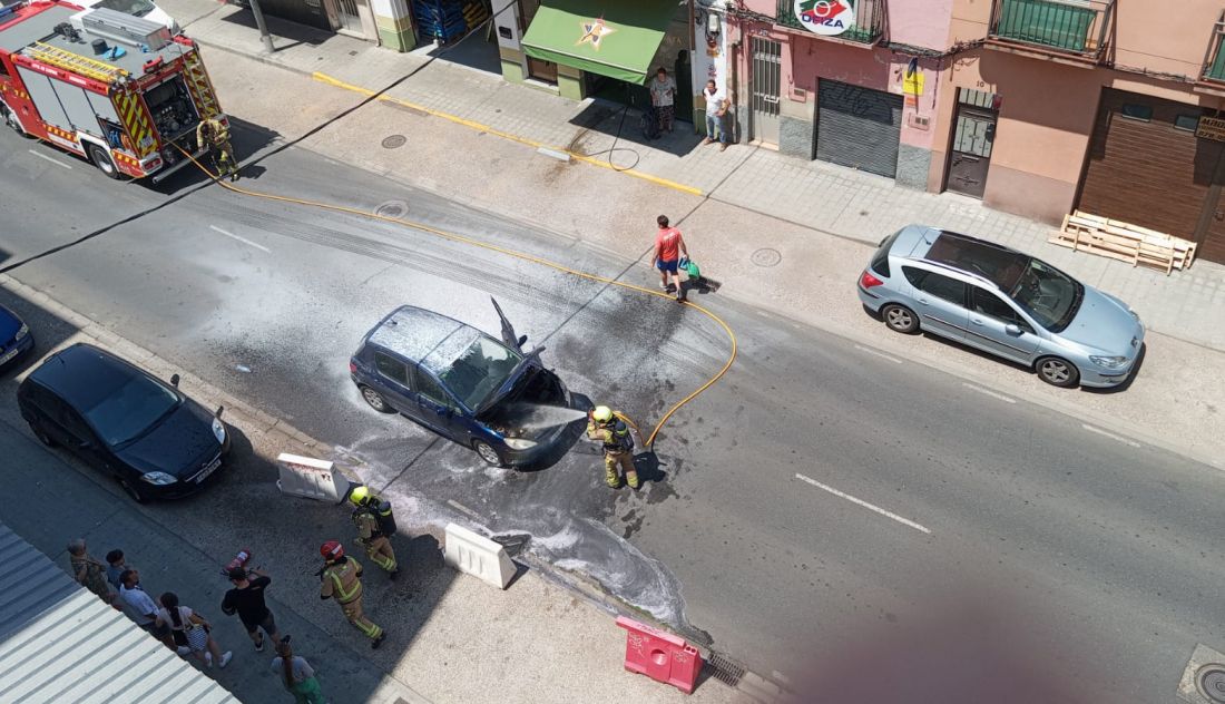 VÍDEO | Alarma en Zamora capital por un coche ardiendo en plena calle