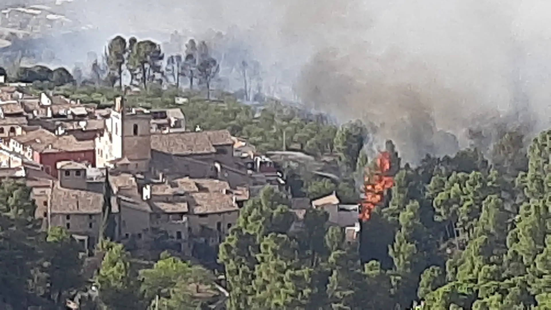 Video: Las llamas se acercan peligrosamente a las casas de Penàguila