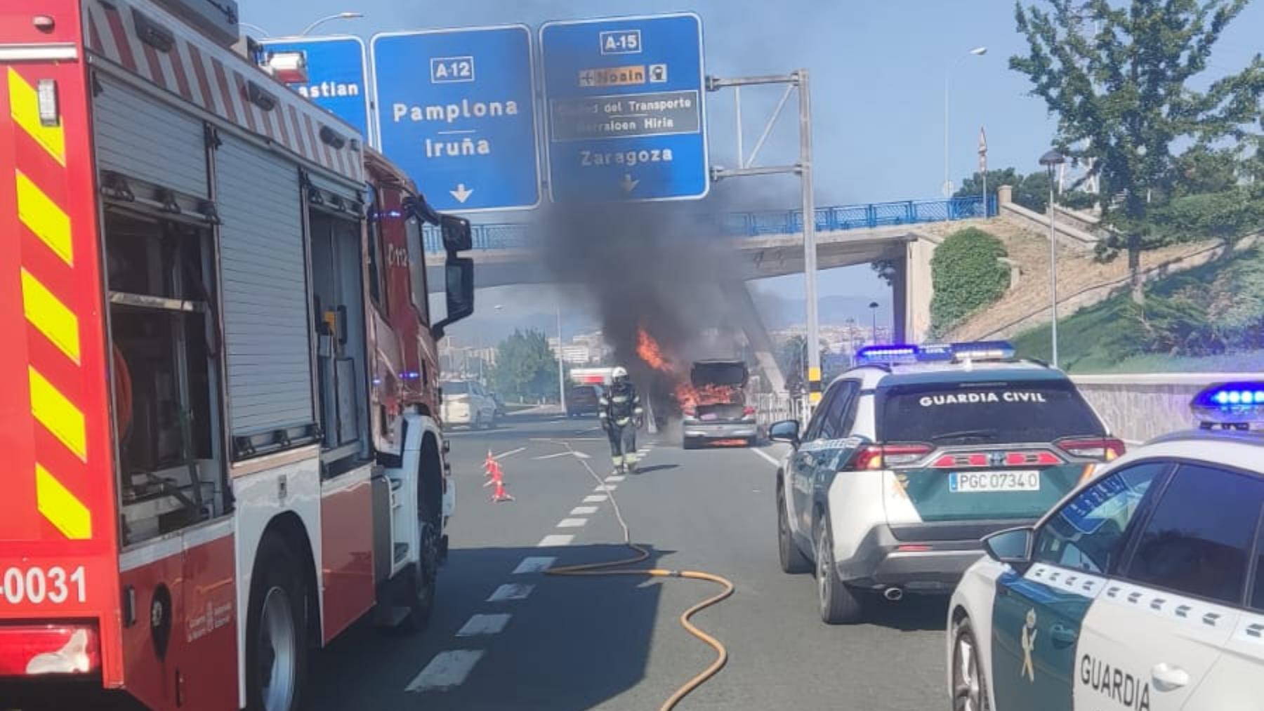 Susto monumental: arde en el acceso a Pamplona un coche en el que viajaban cuatro personas