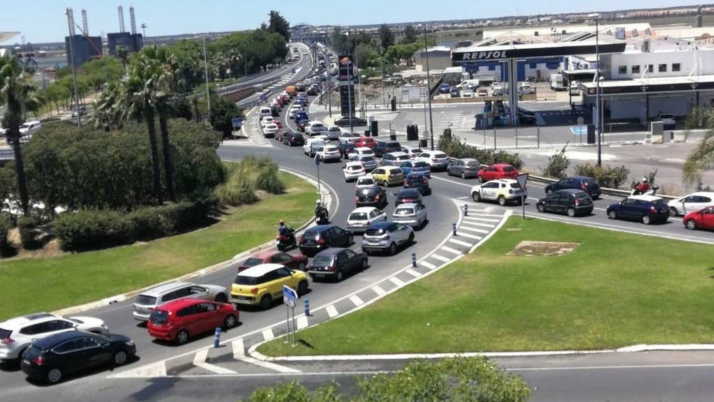 Aparatoso accidente en el Puente del Odiel: Varios heridos tras la colisión de cuatro coches