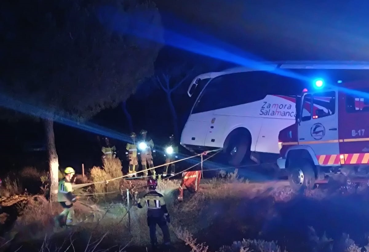 Un autobús de pasajeros sufre un aparatoso accidente de tráfico en la Costa