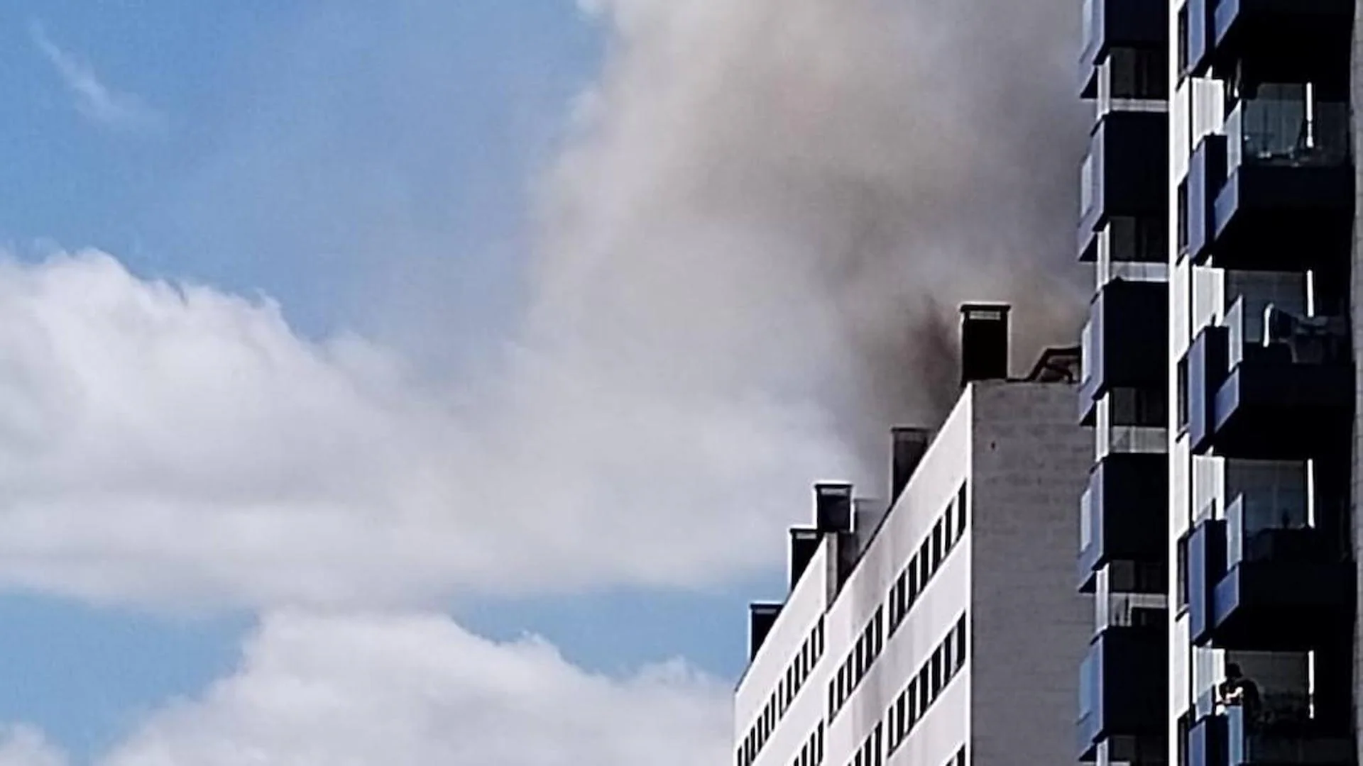 Un secador encendido sobre un edredón provoca un incendio en un piso de Oviedo