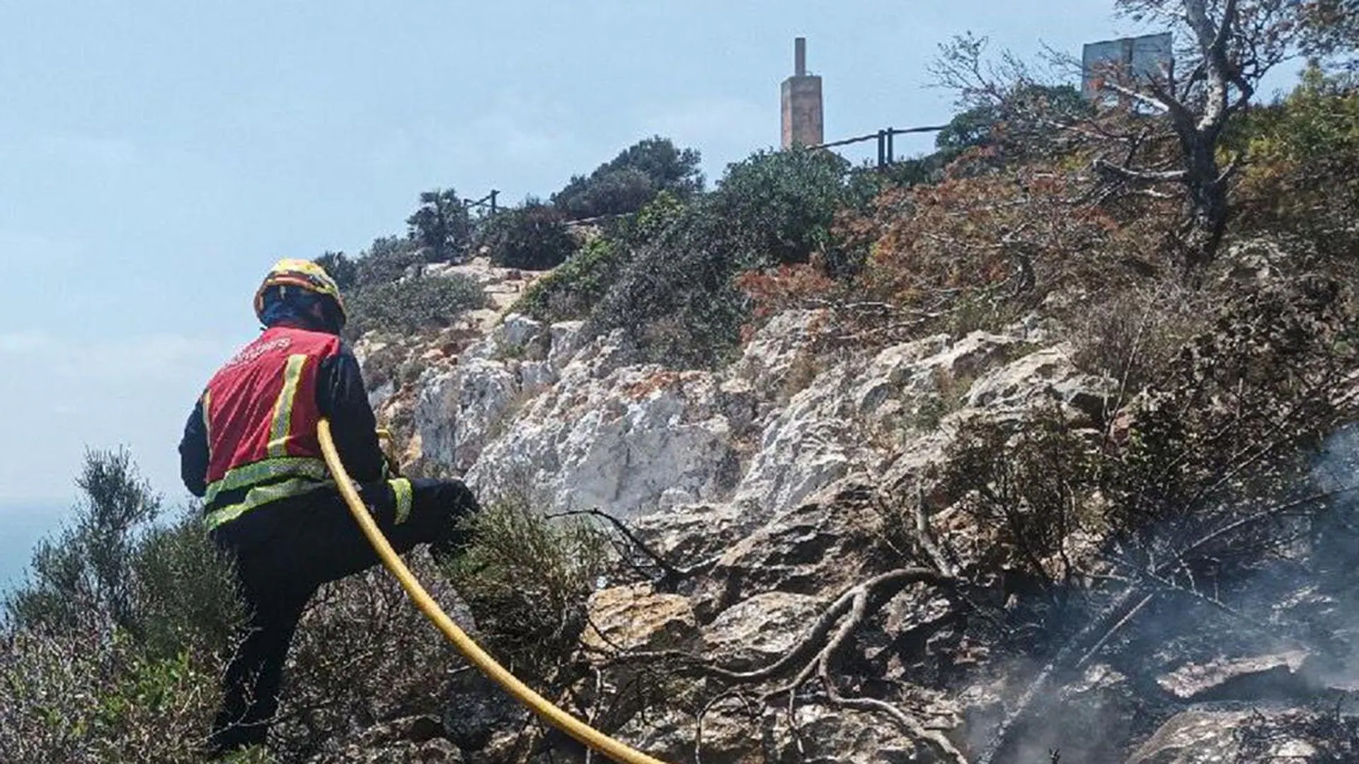 Extinguido un incendio de vegetación en el mirador del Cap de la Nau en Xàbia