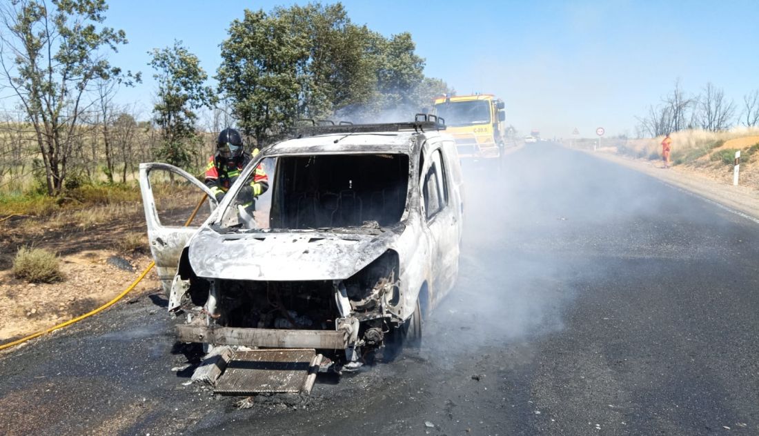 Arde una furgoneta en una carretera de Zamora: los servicios de emergencia, obligados a intervenir ante el riesgo de incendio forestal