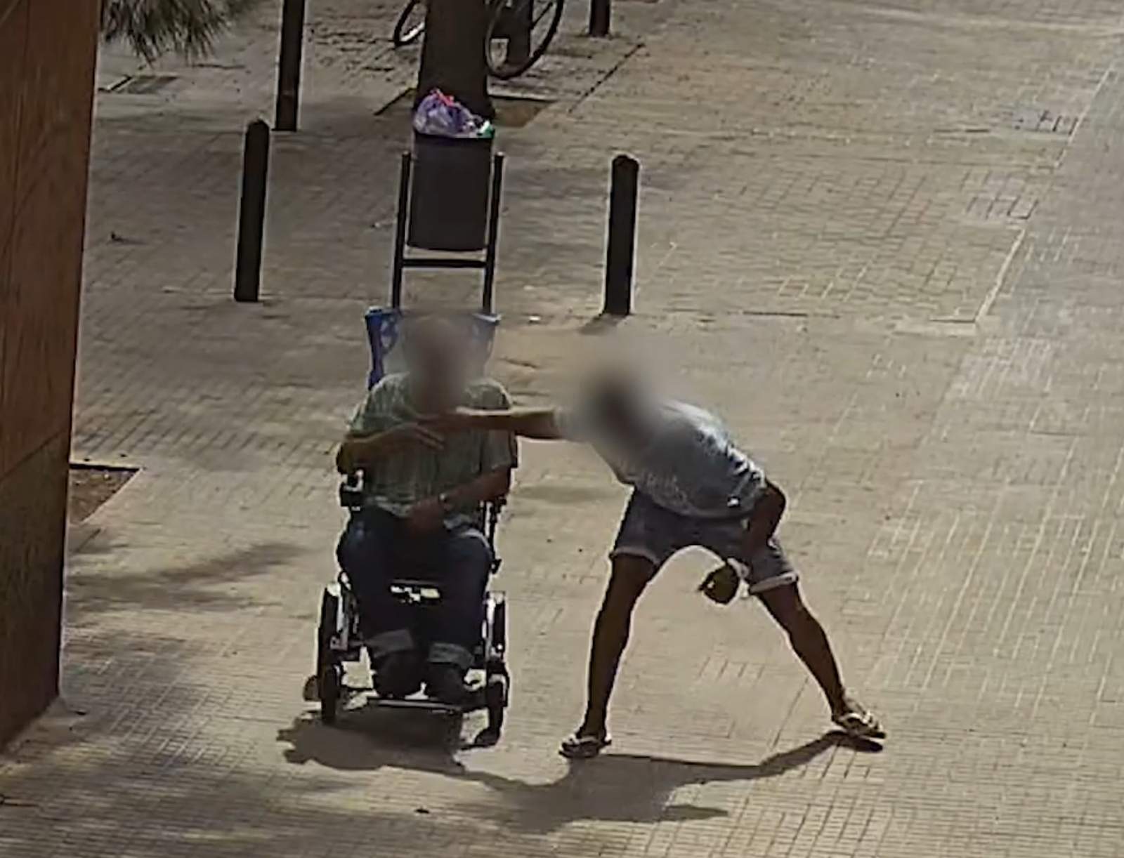 Brutal asalto a una persona mayor en silla de ruedas en Cornellà de Llobregat: le arrancan una cadena de oro