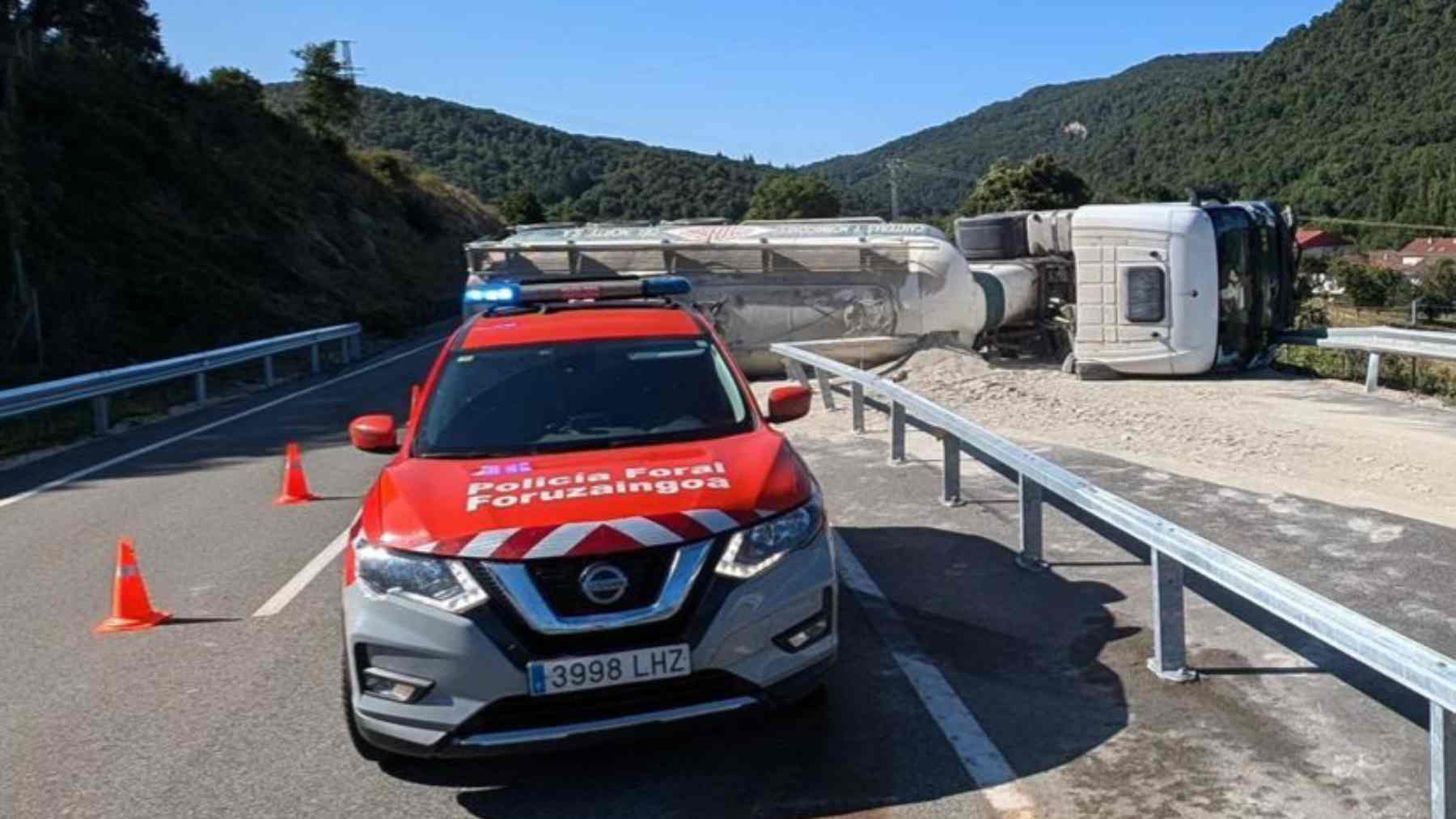 Camión volcado esparce carga de hormigón en la N-121-A: Policía Foral corta la carretera