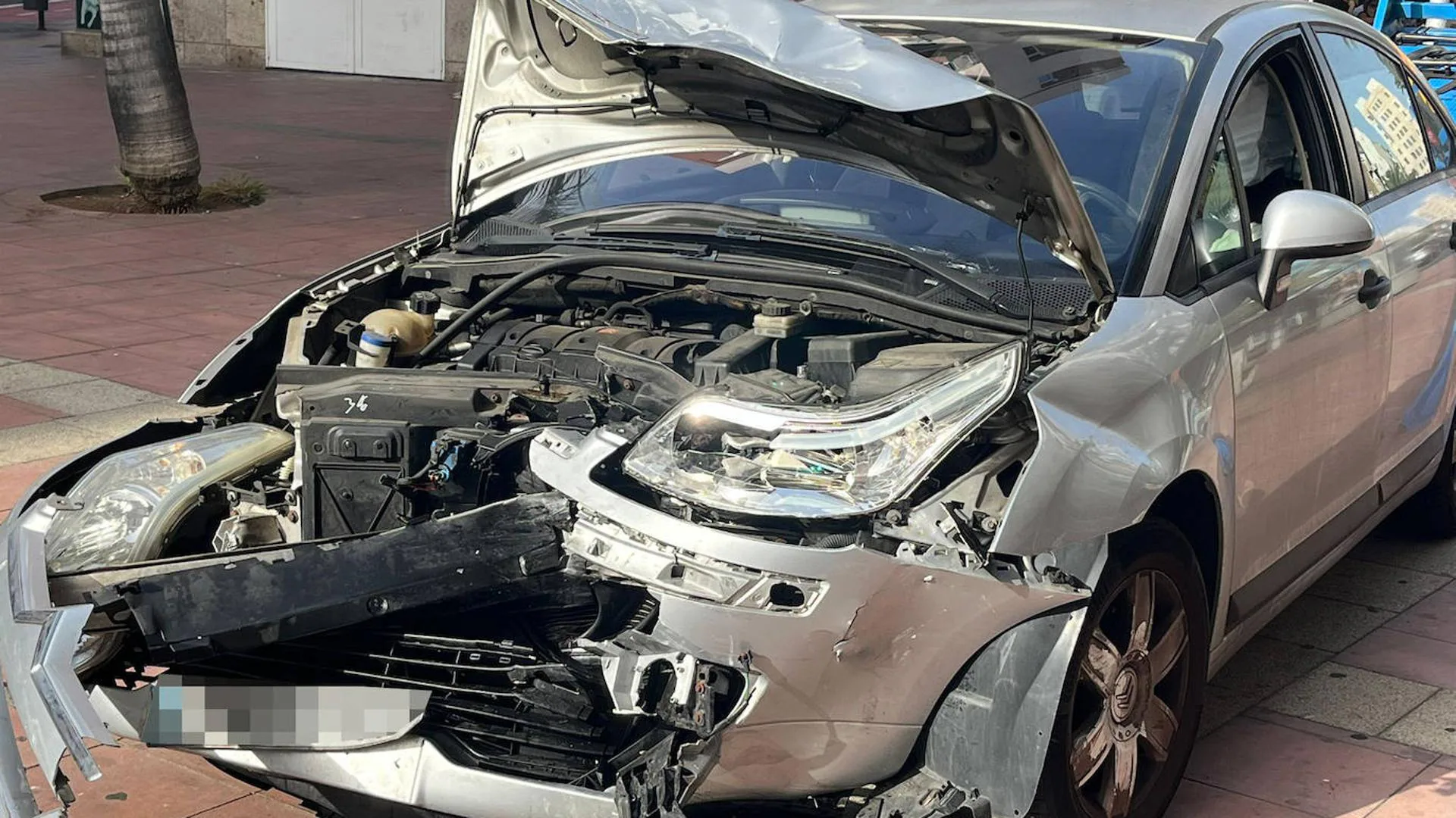Un coche queda siniestro total al chocar con un taxi en Las Palmas de Gran Canaria