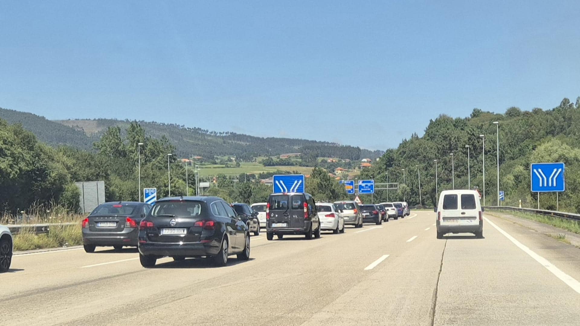 Colapso en la 'Y' por un accidente con al menos dos vehículos implicados, a la altura del nudo de Serín