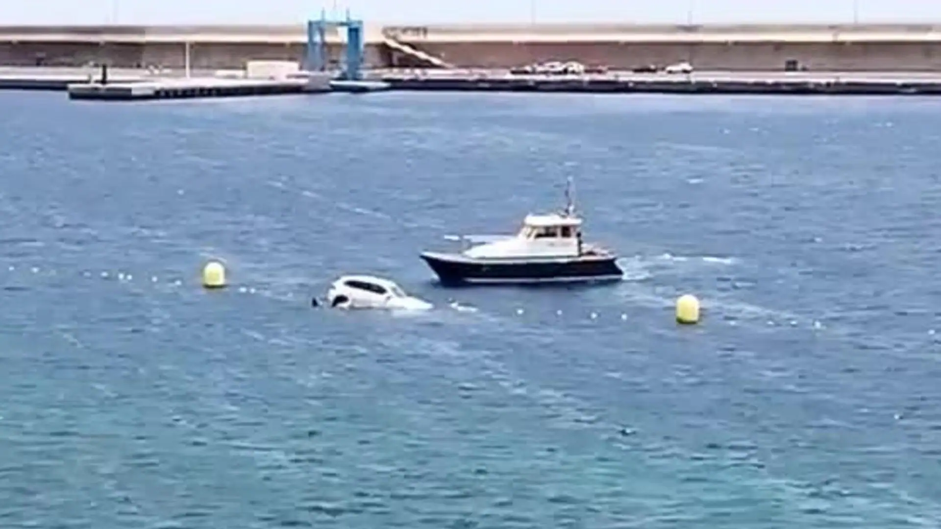 Coche acaba en el mar de La Estaca por no poner el freno de mano: Un nuevo incidente en Canarias recuerda a suceso ocurrido en marzo