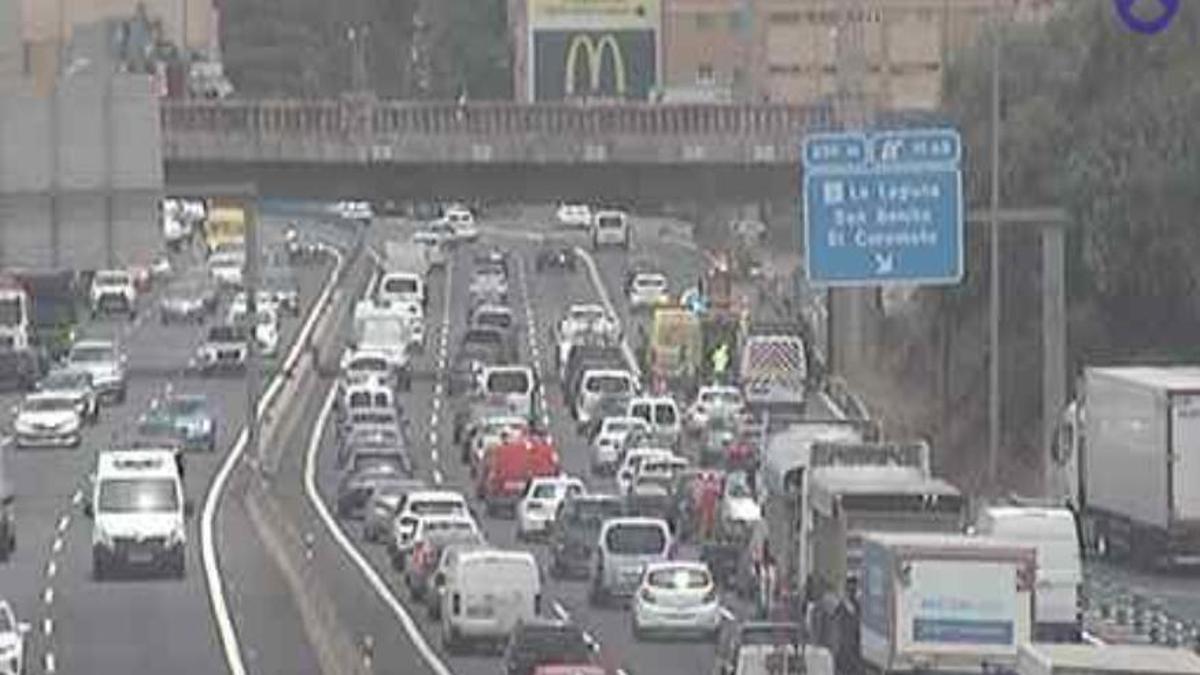 Imagen del atasco por el accidente de este miércoles en la TF-5.