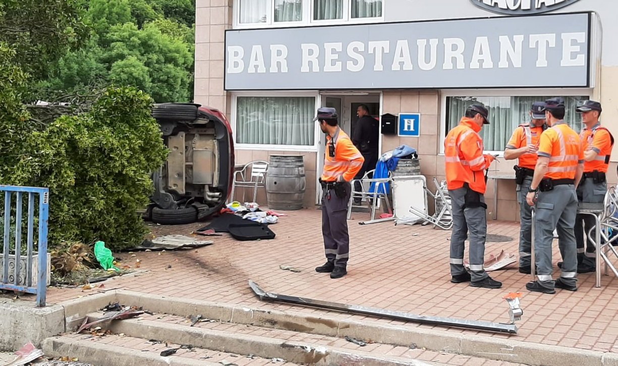 Conductor boliviano hiere gravemente a dos mujeres al arrollarlas en una terraza de un bar en Irurzun