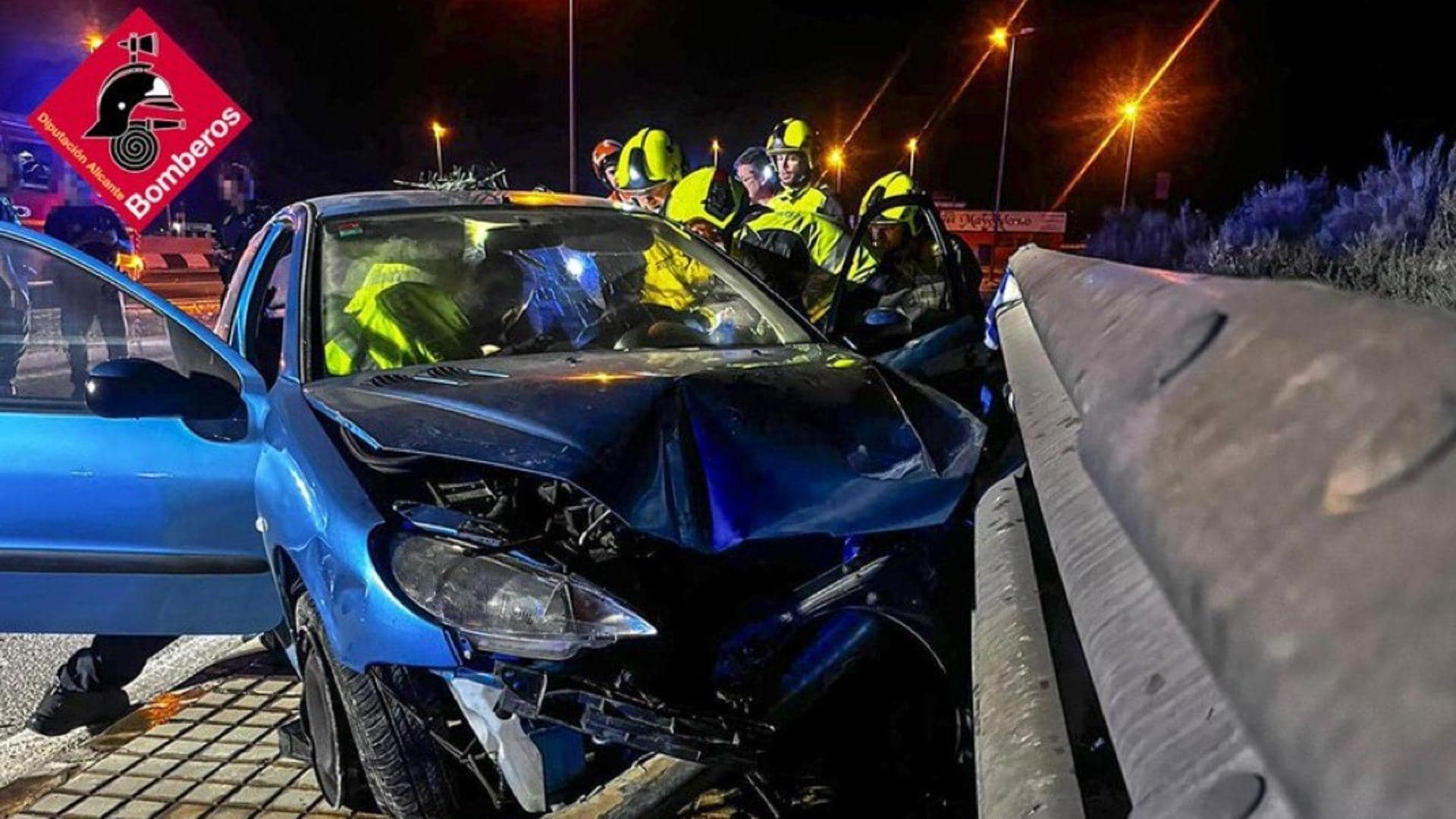 Conductor destroza su coche al chocar contra un guardarrail en Elche