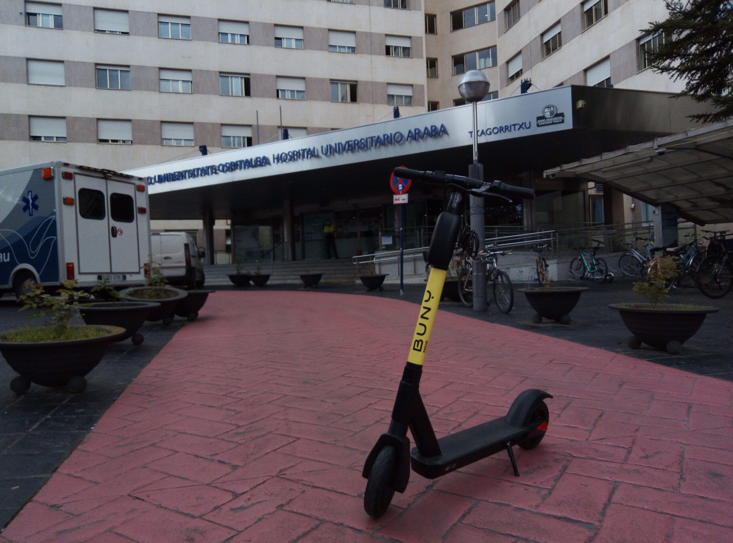 Graves 2 conductores de patinete en Vitoria