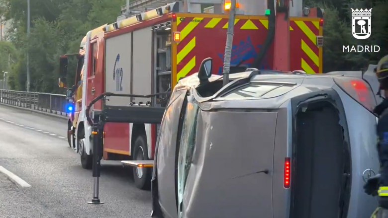 Coche volcado en la A-5 sentido entrada Madrid, distrito Latina (Imagen: Emergencias Madrid)