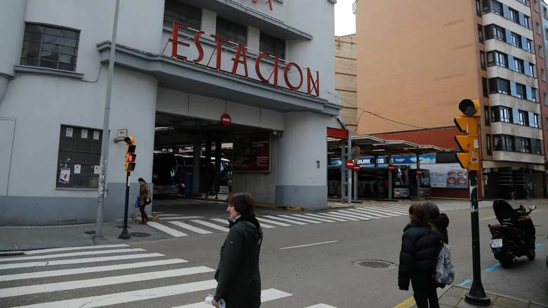 Denuncian brutal agresión a vigilante de seguridad en estación de autobuses de Gijón por parte de un usuario