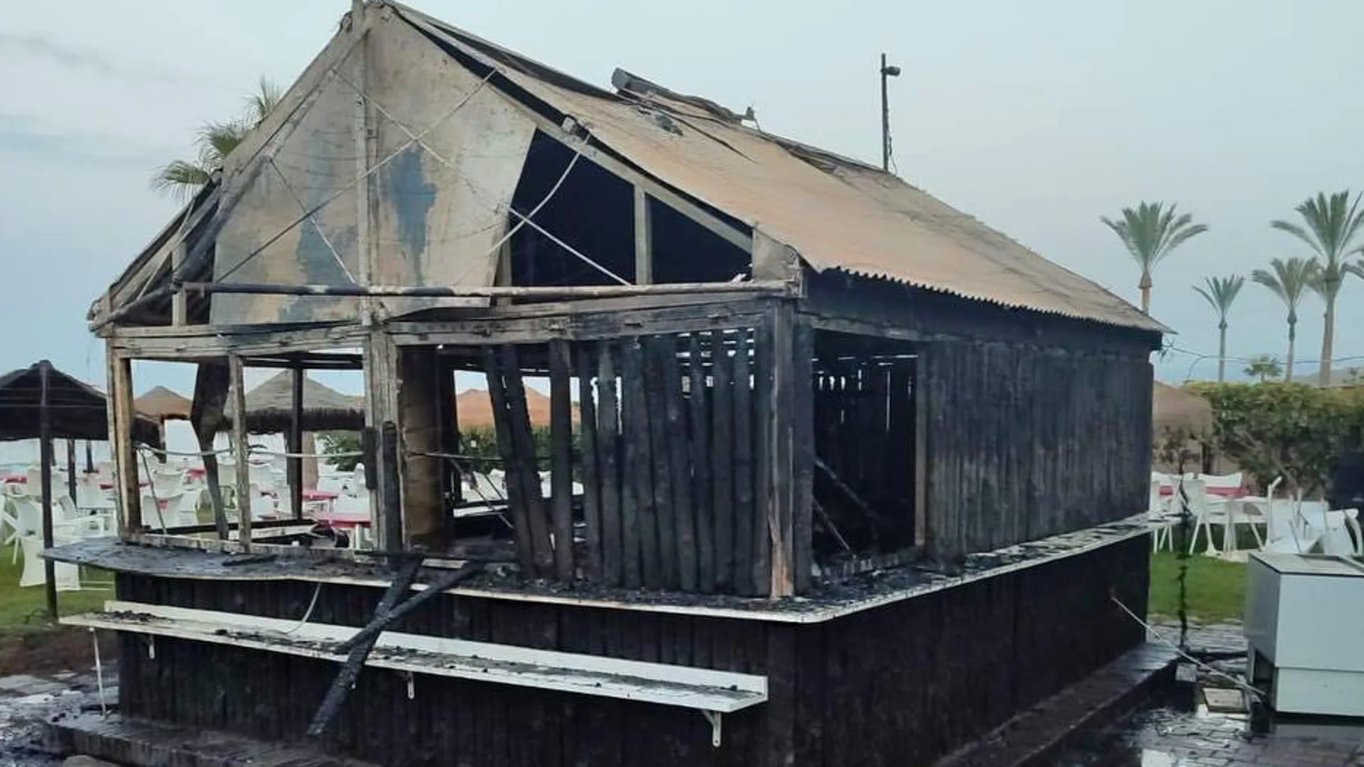 Arde de madrugada un chiringuito en el paseo marítimo de El Morche